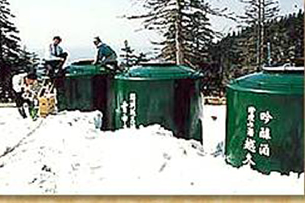 美瑛の丘の雪中貯蔵の写真