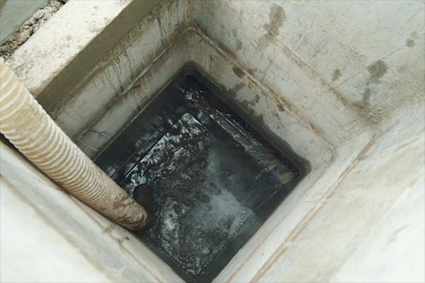 天然水を汲み上げる井戸