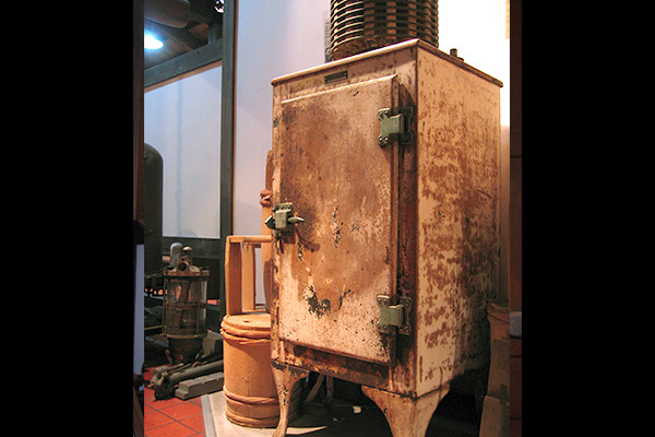 日本初の東芝製冷蔵庫の写真