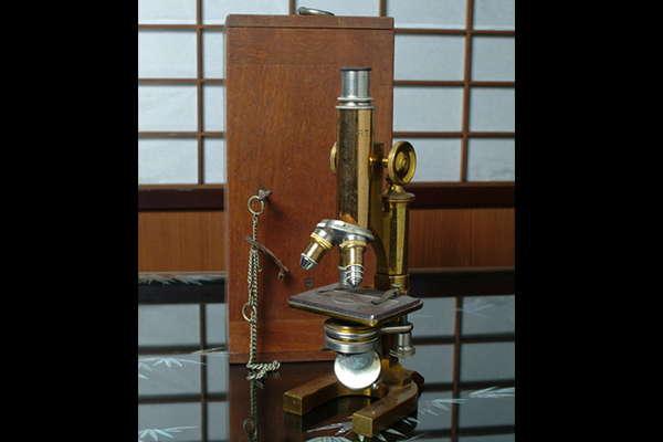 岸 五郎の愛用した 顕微鏡の写真
