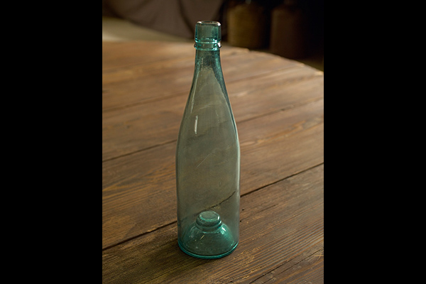 日本で初めて卜部兵吉が考案した 手製ガラスの酒瓶の写真