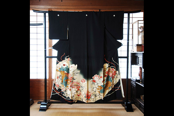 横山大観の絵画を使った 花嫁衣裳の黒留袖の写真