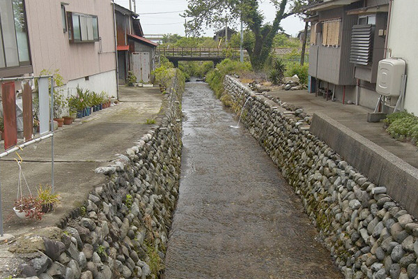 町角のせせらぎ