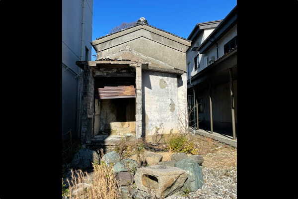 奇跡的に消失を免れ、新蔵の横に建つ歴史的建造物