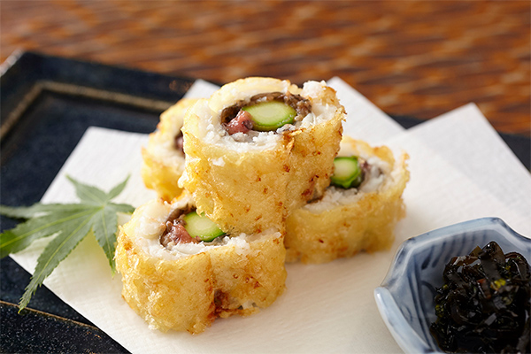 鱧(はも)とアスパラの梅しそ巻き揚げ