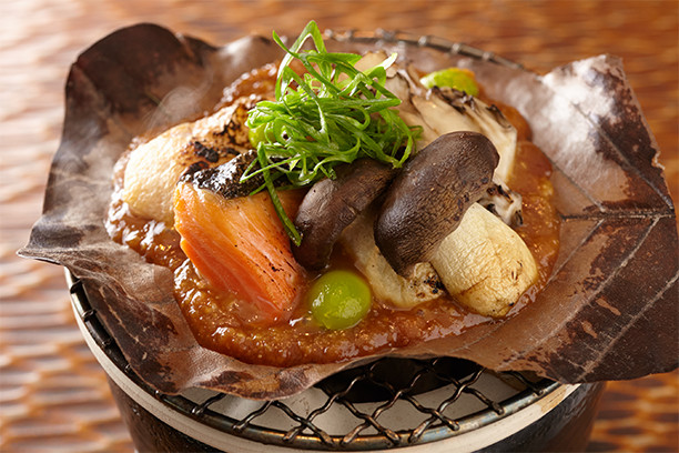 秋鮭とキノコのほう葉味噌焼き